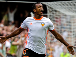 VIDEO: Nani spends day off boxing on the beach